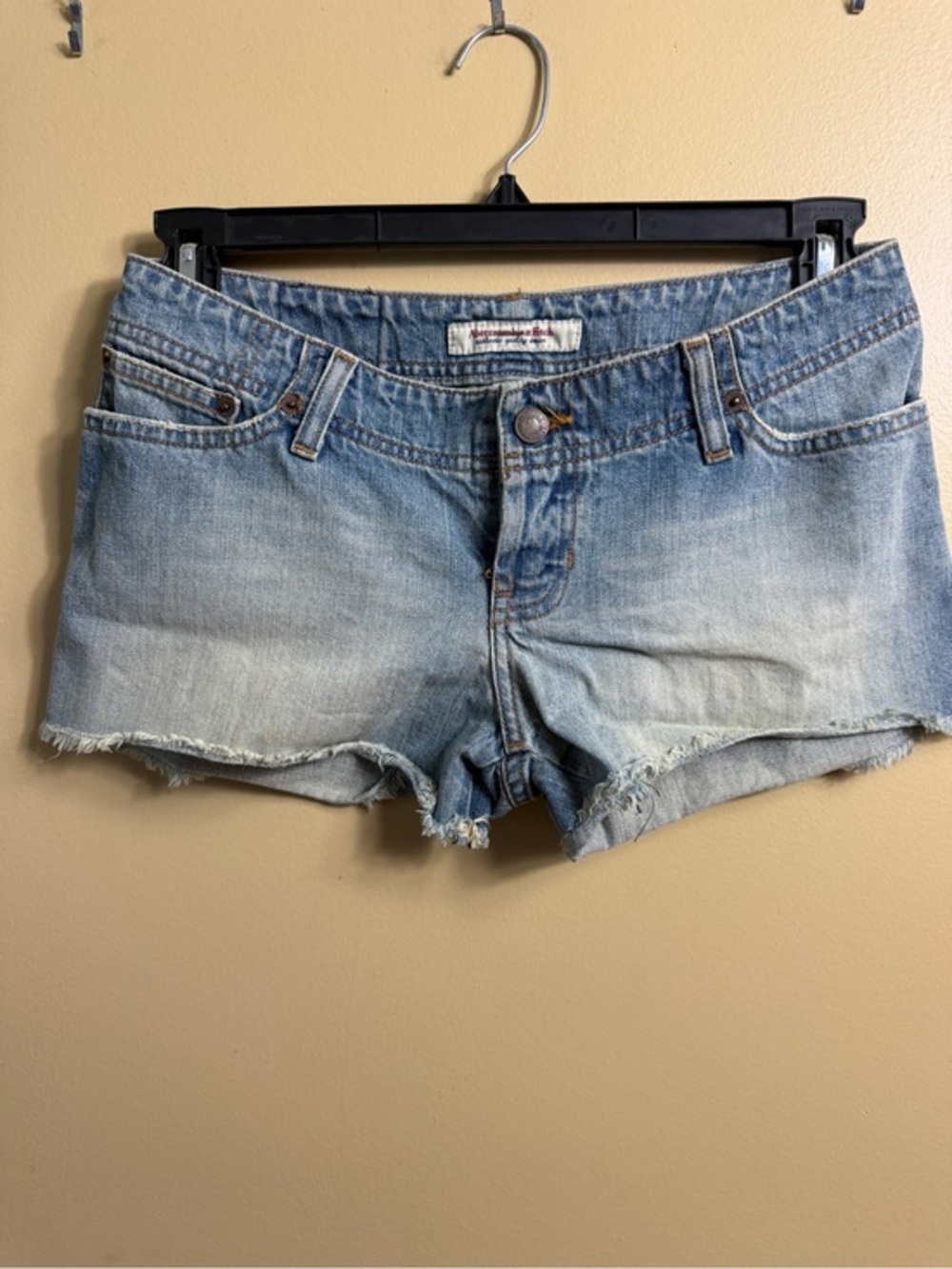 Vintage Y2K low rise short denim shorts. Size 2